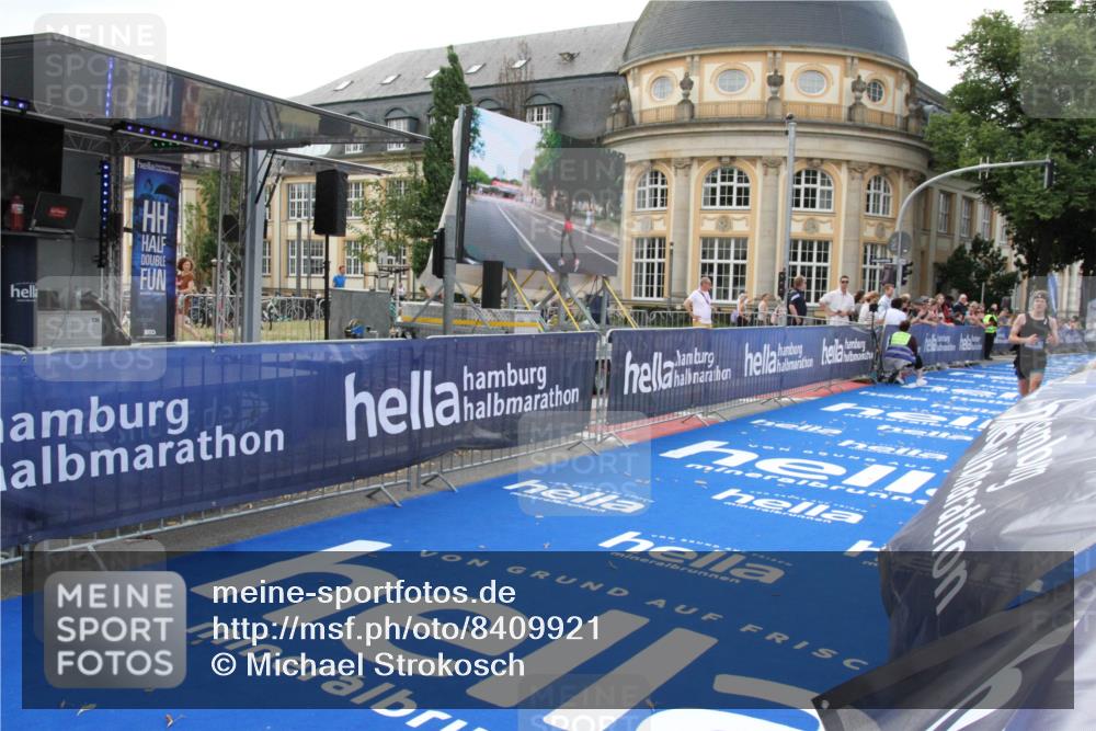 29.06.2025 - hella hamburg halbmarathon Michael Strokosch http://msf.ph/oto/8409921 29.06.2025 10:06:02 Ziel 24 meine-sportfotos.de