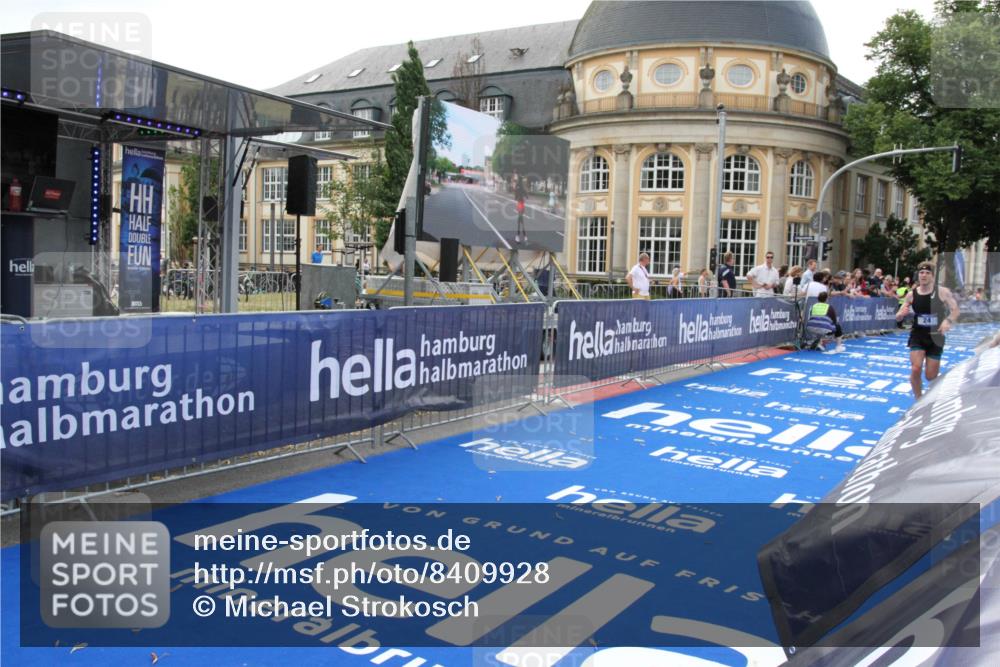 29.06.2025 - hella hamburg halbmarathon Michael Strokosch http://msf.ph/oto/8409928 29.06.2025 10:06:02 Ziel 24 meine-sportfotos.de