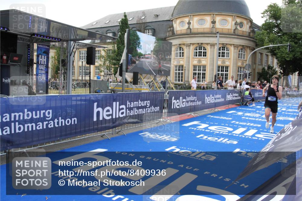 29.06.2025 - hella hamburg halbmarathon Michael Strokosch http://msf.ph/oto/8409936 29.06.2025 10:06:02 Ziel 24 meine-sportfotos.de