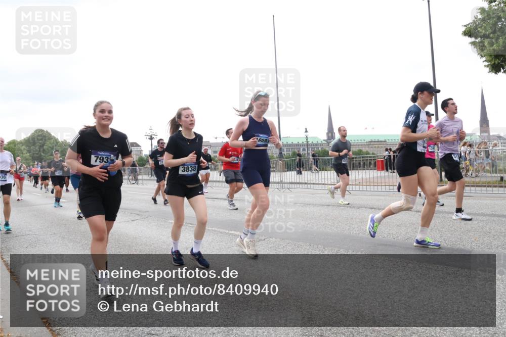 29.06.2025 - hella hamburg halbmarathon Lena Gebhardt http://msf.ph/oto/8409940 29.06.2025 10:50:56 Lombardsbrücke 30, 793, 3838, 65, 93, 1390, 1129, 1203, 1208, 1404, 1478, 1930, 2200, 2358, 2859, 3184, 3229, 3647, 3838, 3934, 4156, 4642, 4695, 4713, 4771, 4848, 4920, 4961, 5131, 5286, 5289, 5530, 6178, 7012, 7133, 7141, 7161, 7505, 7770, 7771, 7825, 7938, 8200, 8299, 8410, 8779, 8833, 8834, 8986, 9096, 9166, 9167, 9168, 9933, 10029, 10437, 10552, 10614, 10636, 10744, 11052, 11252, 11577, 12392, 12393, 14534, 15017, 15416 meine-sportfotos.de