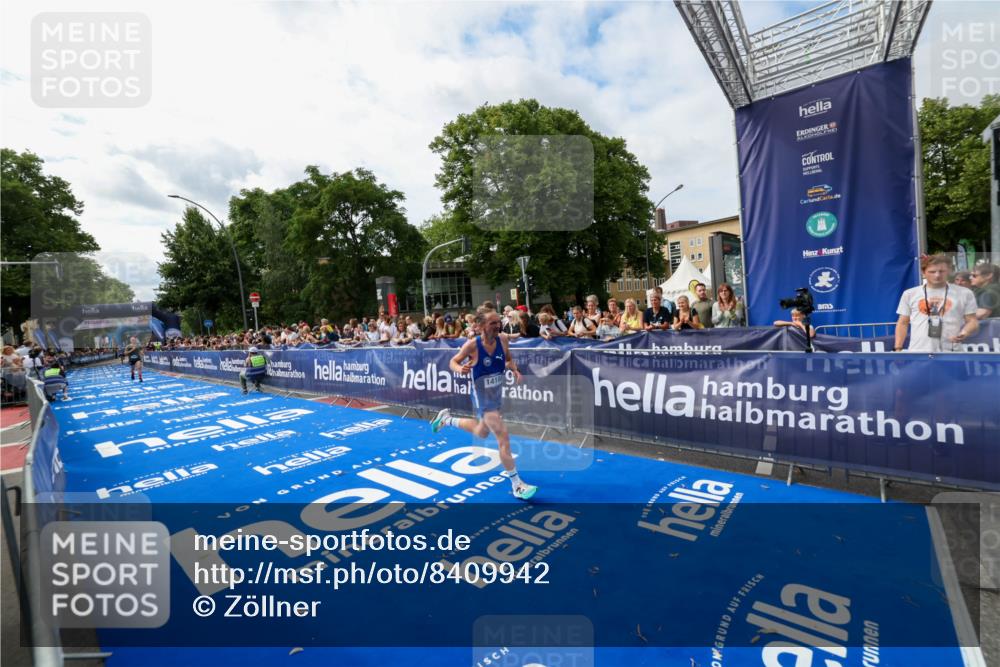 29.06.2025 - hella hamburg halbmarathon Zöllner http://msf.ph/oto/8409942 29.06.2025 10:20:02 Ziel 9255, 14188, 18848 meine-sportfotos.de