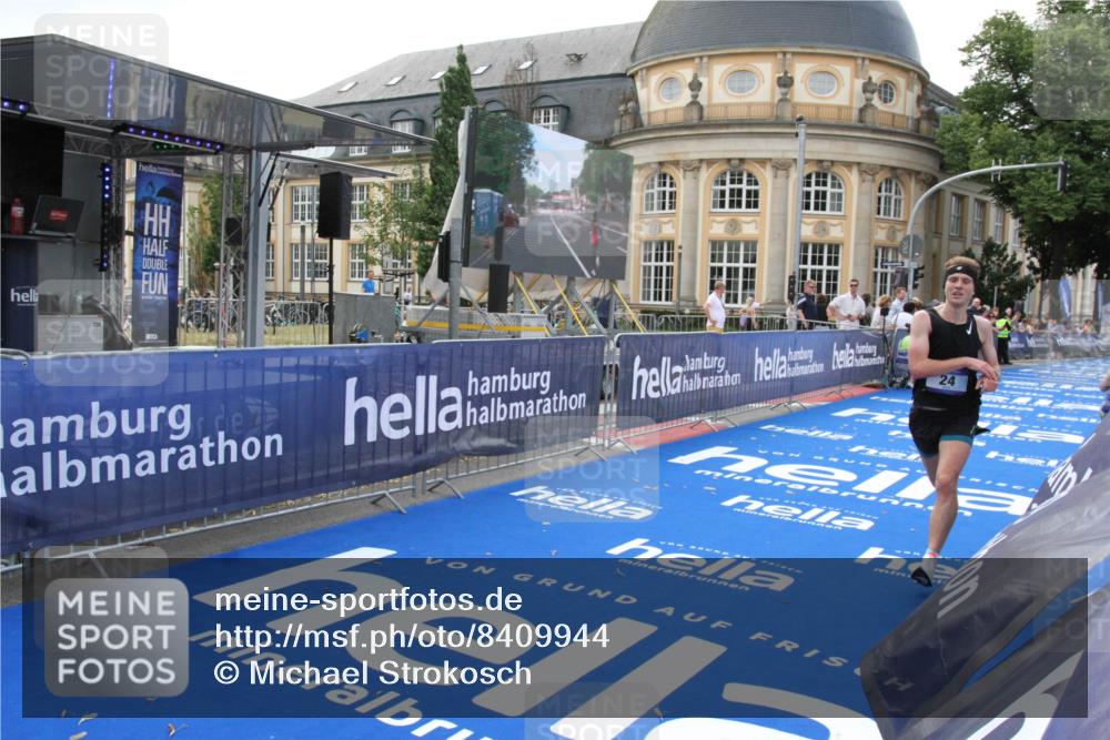 29.06.2025 - hella hamburg halbmarathon Michael Strokosch http://msf.ph/oto/8409944 29.06.2025 10:06:03 Ziel 24 meine-sportfotos.de