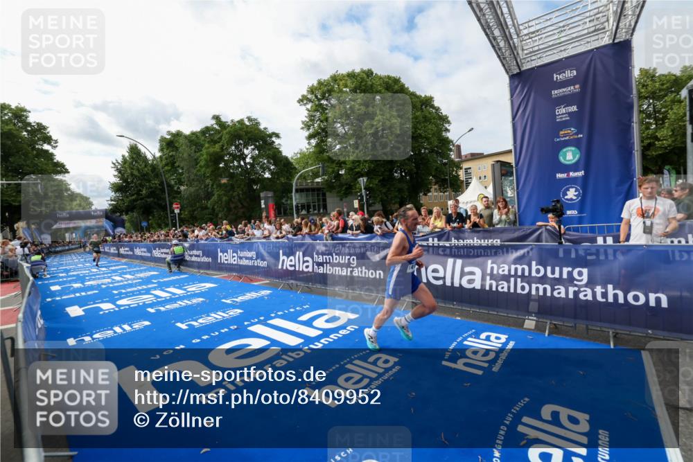 29.06.2025 - hella hamburg halbmarathon Zöllner http://msf.ph/oto/8409952 29.06.2025 10:20:02 Ziel 9255, 14188, 18848 meine-sportfotos.de