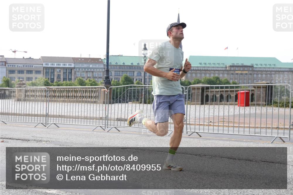 29.06.2025 - hella hamburg halbmarathon Lena Gebhardt http://msf.ph/oto/8409955 29.06.2025 09:38:25 Lombardsbrücke 3944, 4116, 11409, 11864 meine-sportfotos.de