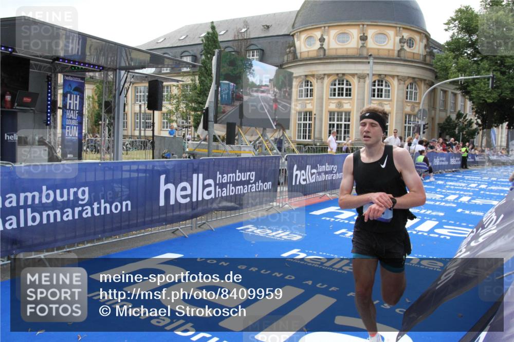 29.06.2025 - hella hamburg halbmarathon Michael Strokosch http://msf.ph/oto/8409959 29.06.2025 10:06:03 Ziel 24 meine-sportfotos.de
