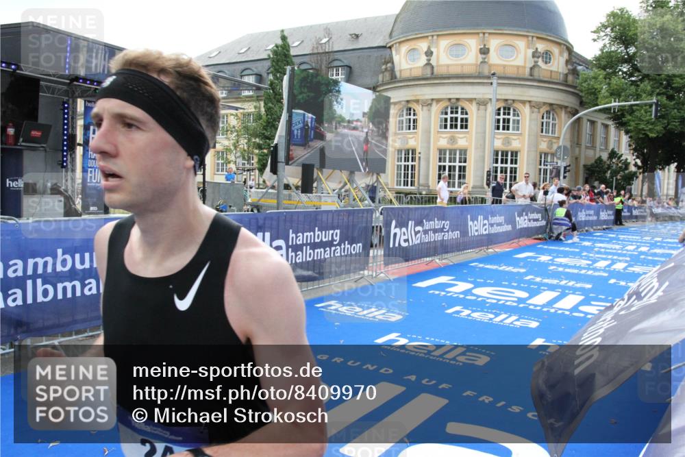 29.06.2025 - hella hamburg halbmarathon Michael Strokosch http://msf.ph/oto/8409970 29.06.2025 10:06:03 Ziel 24 meine-sportfotos.de