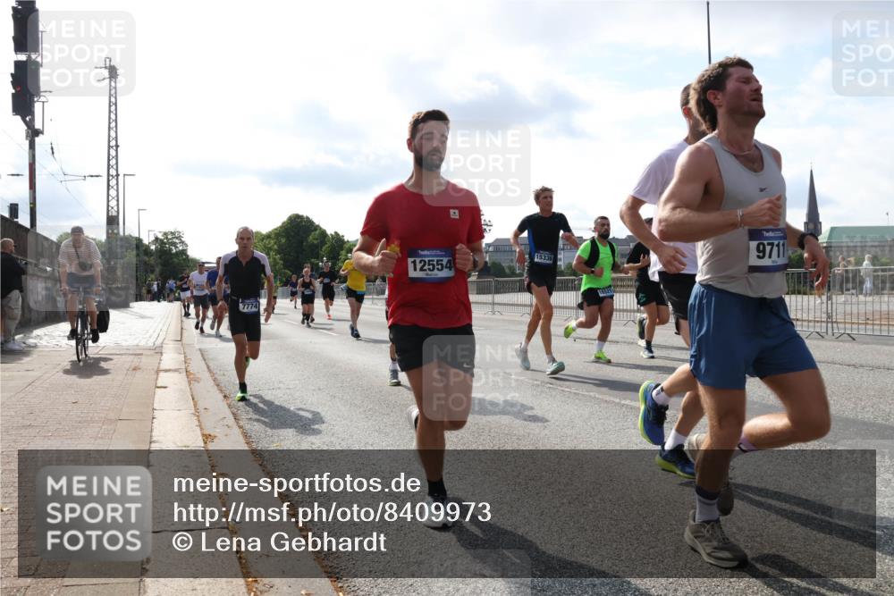 29.06.2025 - hella hamburg halbmarathon Lena Gebhardt http://msf.ph/oto/8409973 29.06.2025 09:50:09 Lombardsbrücke 7774, 12554, 15336, 9711, 1343, 1445, 1615, 1675, 1688, 1800, 1803, 1975, 2324, 2415, 2568, 2573, 2826, 2949, 3282, 3332, 3431, 3530, 4303, 4318, 4398, 4425, 4528, 4823, 5248, 5409, 5436, 5791, 5803, 6123, 6649, 6682, 6704, 7495, 7774, 7796, 8370, 8450, 8465, 8629, 8925, 9017, 9264, 9265, 9294, 9296, 9302, 9365, 9711, 9979, 10218, 10680, 10894, 11765, 11767, 12292, 12327, 12540, 12554, 12839, 12895, 13141, 13457, 13725, 13800, 14077, 14204, 14374, 14560, 14688 meine-sportfotos.de