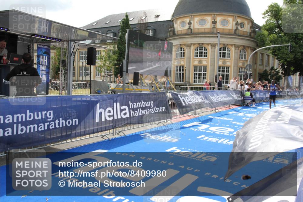 29.06.2025 - hella hamburg halbmarathon Michael Strokosch http://msf.ph/oto/8409980 29.06.2025 10:06:31 Ziel 14 meine-sportfotos.de