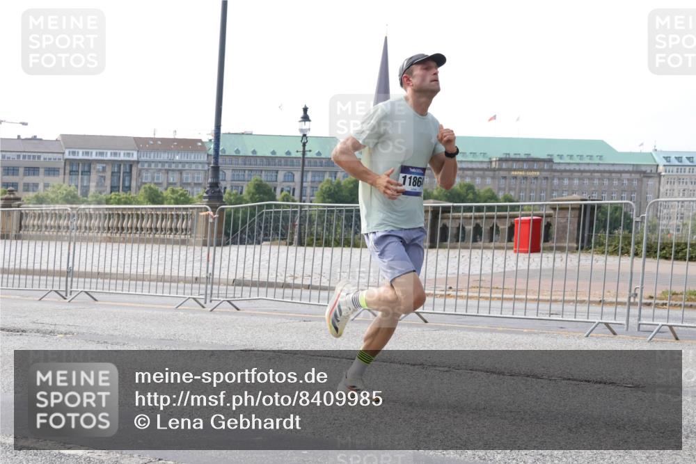 29.06.2025 - hella hamburg halbmarathon Lena Gebhardt http://msf.ph/oto/8409985 29.06.2025 09:38:26 Lombardsbrücke 1186, 4116, 11409, 11864 meine-sportfotos.de