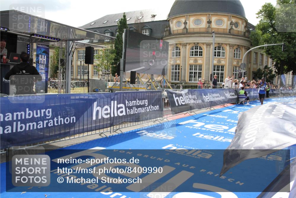 29.06.2025 - hella hamburg halbmarathon Michael Strokosch http://msf.ph/oto/8409990 29.06.2025 10:06:31 Ziel 14 meine-sportfotos.de
