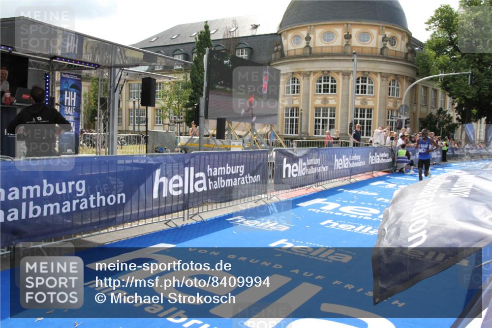 29.06.2025 - hella hamburg halbmarathon Michael Strokosch http://msf.ph/oto/8409994 29.06.2025 10:06:32 Ziel 14 meine-sportfotos.de