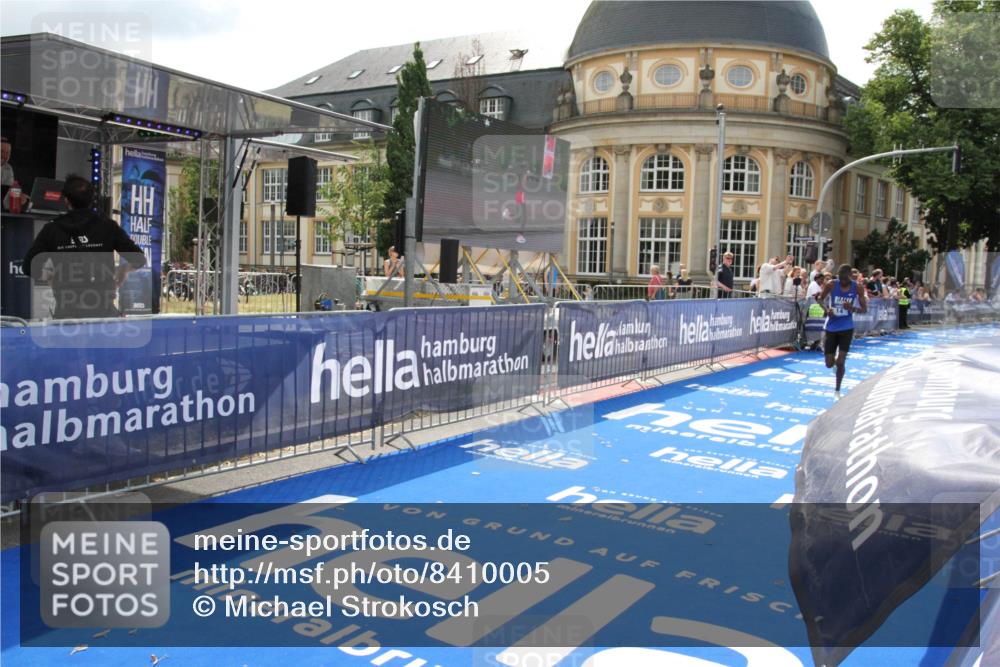 29.06.2025 - hella hamburg halbmarathon Michael Strokosch http://msf.ph/oto/8410005 29.06.2025 10:06:32 Ziel 14 meine-sportfotos.de