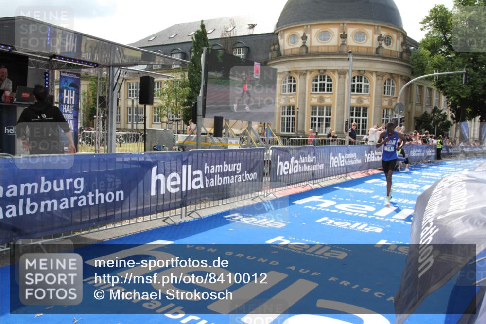 29.06.2025 - hella hamburg halbmarathon Michael Strokosch http://msf.ph/oto/8410012 29.06.2025 10:06:32 Ziel 14 meine-sportfotos.de