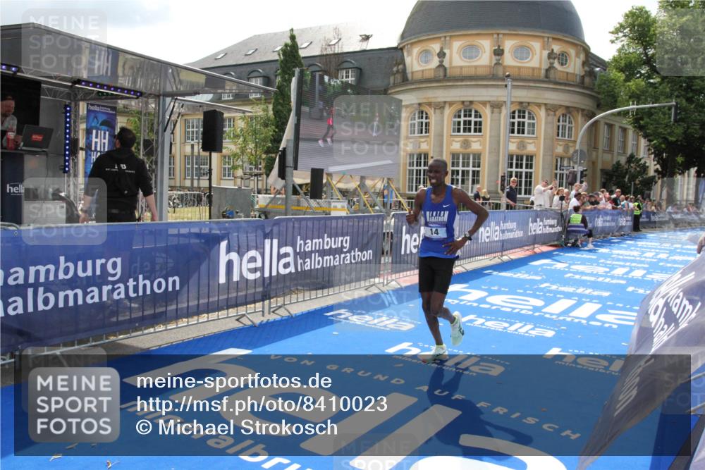 29.06.2025 - hella hamburg halbmarathon Michael Strokosch http://msf.ph/oto/8410023 29.06.2025 10:06:34 Ziel 14 meine-sportfotos.de