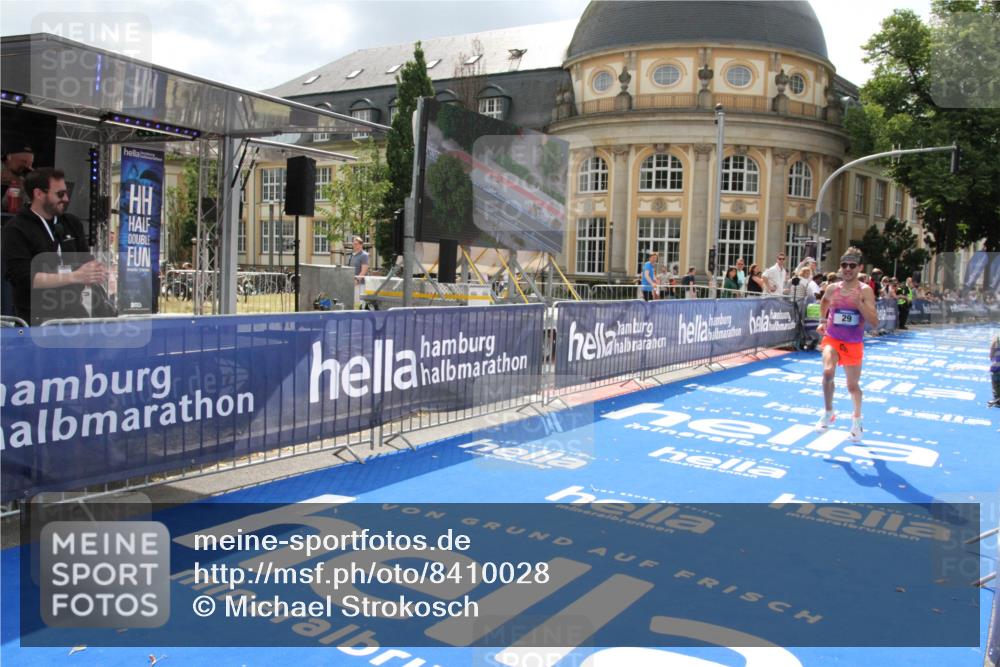29.06.2025 - hella hamburg halbmarathon Michael Strokosch http://msf.ph/oto/8410028 29.06.2025 10:09:03 Ziel 29 meine-sportfotos.de