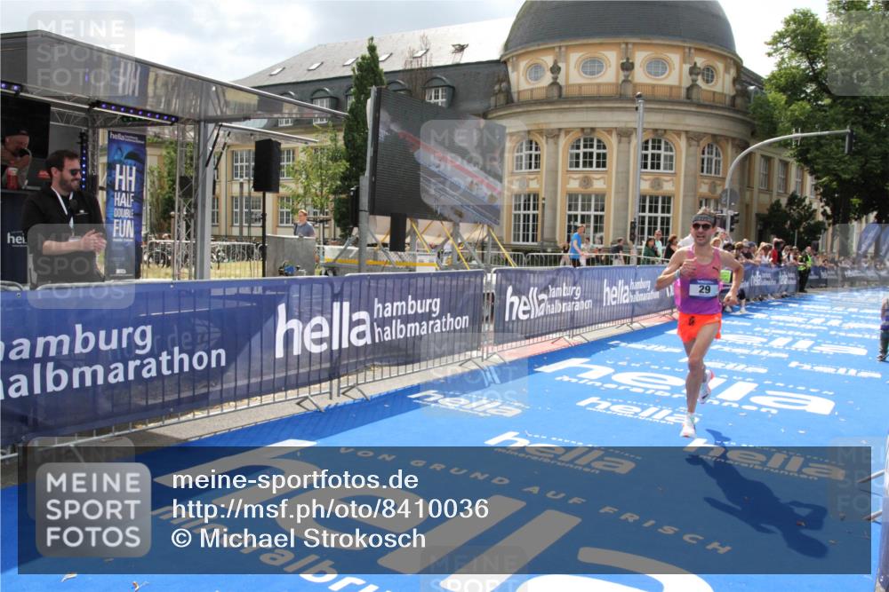 29.06.2025 - hella hamburg halbmarathon Michael Strokosch http://msf.ph/oto/8410036 29.06.2025 10:09:03 Ziel 29 meine-sportfotos.de