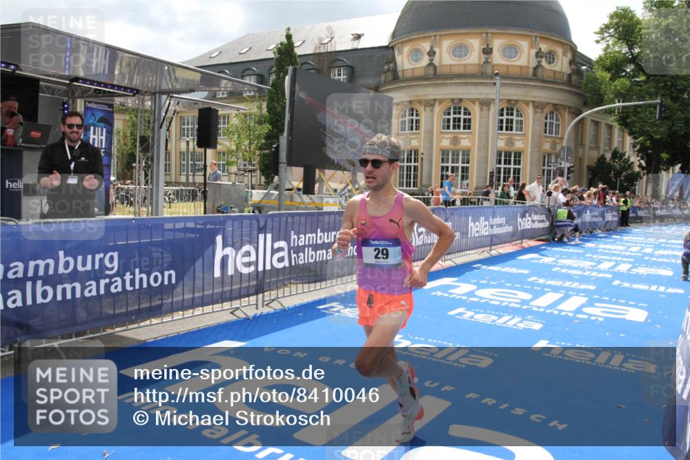 29.06.2025 - hella hamburg halbmarathon Michael Strokosch http://msf.ph/oto/8410046 29.06.2025 10:09:04 Ziel 29 meine-sportfotos.de
