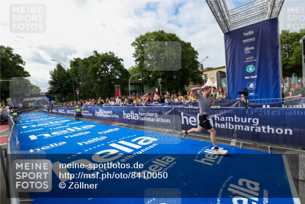 29.06.2025 - hella hamburg halbmarathon Zöllner http://msf.ph/oto/8410050 29.06.2025 10:20:08 Ziel 9255, 11829 meine-sportfotos.de