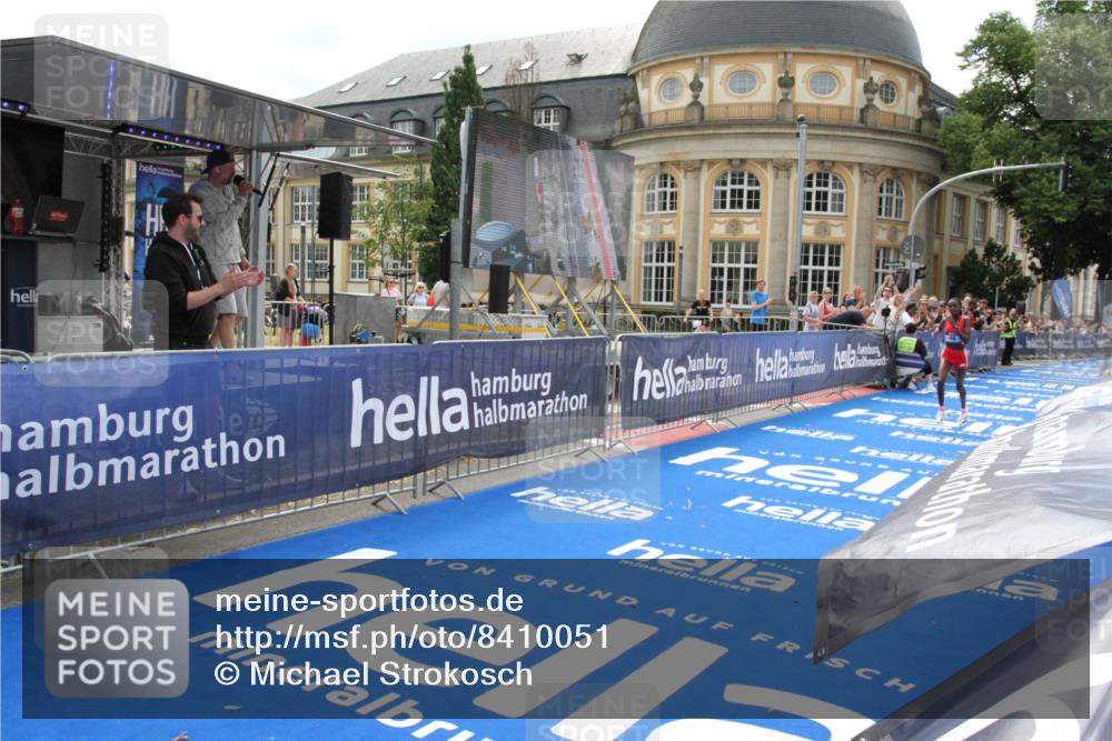 29.06.2025 - hella hamburg halbmarathon Michael Strokosch http://msf.ph/oto/8410051 29.06.2025 10:10:11 Ziel 48 meine-sportfotos.de