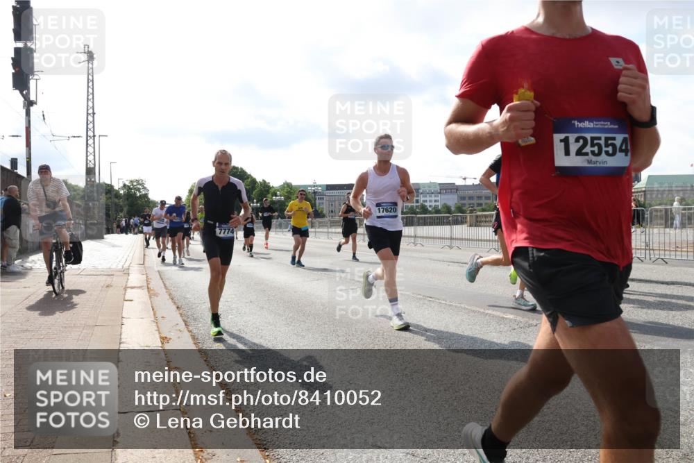 29.06.2025 - hella hamburg halbmarathon Lena Gebhardt http://msf.ph/oto/8410052 29.06.2025 09:50:09 Lombardsbrücke 7774, 17620, 12554, 1343, 1445, 1615, 1675, 1688, 1800, 1803, 1975, 2324, 2415, 2568, 2573, 2826, 2949, 3282, 3332, 3431, 3530, 4303, 4318, 4398, 4425, 4528, 4823, 5248, 5409, 5436, 5791, 5803, 6123, 6649, 6682, 6704, 7495, 7774, 7796, 8370, 8450, 8465, 8629, 8925, 9017, 9264, 9265, 9294, 9296, 9302, 9365, 9711, 9979, 10218, 10680, 10894, 11765, 11767, 12292, 12327, 12540, 12554, 12839, 12895, 13141, 13457, 13725, 13800, 14077, 14204, 14374, 14560, 14688 meine-sportfotos.de