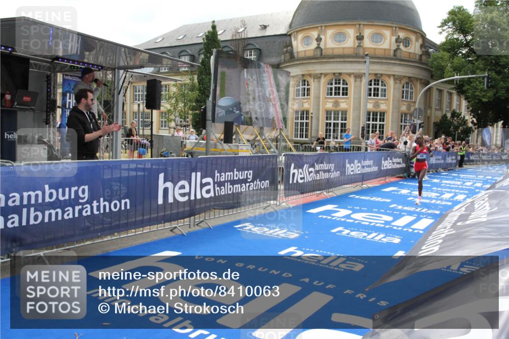 29.06.2025 - hella hamburg halbmarathon Michael Strokosch http://msf.ph/oto/8410063 29.06.2025 10:10:11 Ziel 48 meine-sportfotos.de