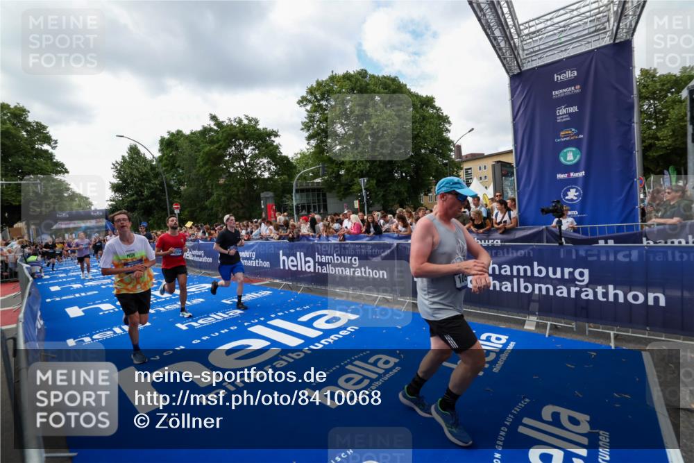 29.06.2025 - hella hamburg halbmarathon Zöllner http://msf.ph/oto/8410068 29.06.2025 10:44:35 Ziel 1057, 1468, 2365, 2402, 3305, 5476, 6495, 7322, 7710, 8928, 12554, 12711, 14351, 14464, 14667, 14798, 15862, 17097, 17729, 18539, 18765 meine-sportfotos.de