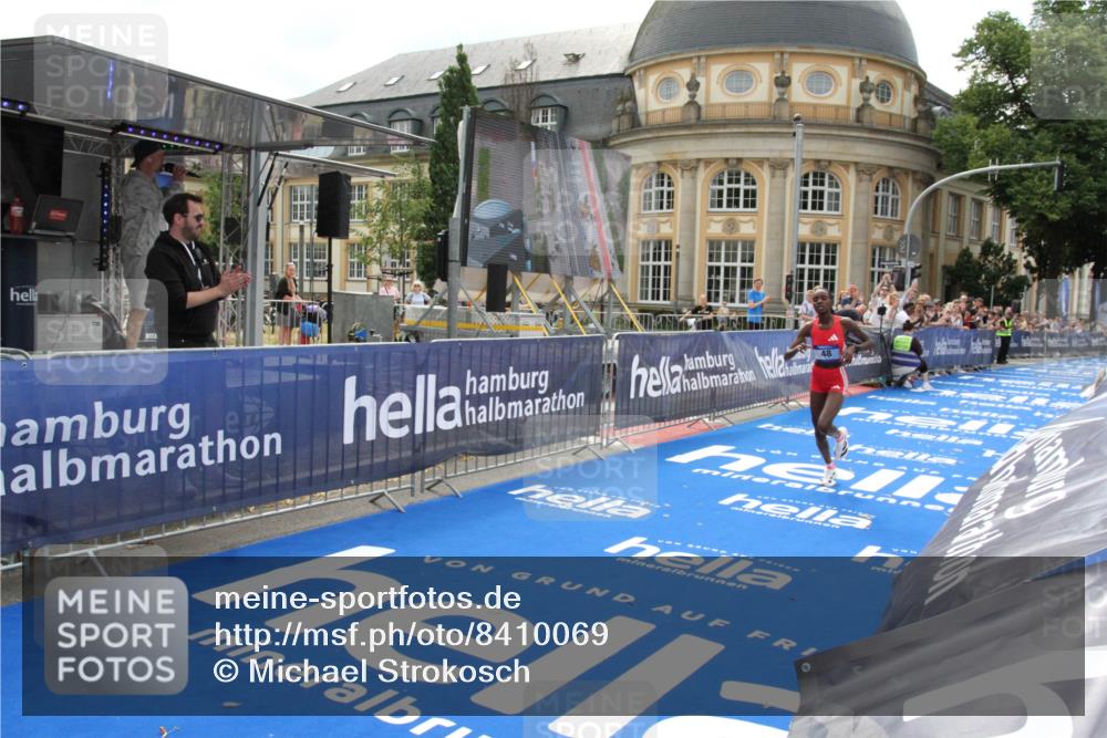 29.06.2025 - hella hamburg halbmarathon Michael Strokosch http://msf.ph/oto/8410069 29.06.2025 10:10:12 Ziel 48 meine-sportfotos.de