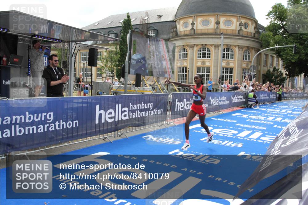 29.06.2025 - hella hamburg halbmarathon Michael Strokosch http://msf.ph/oto/8410079 29.06.2025 10:10:12 Ziel 48 meine-sportfotos.de