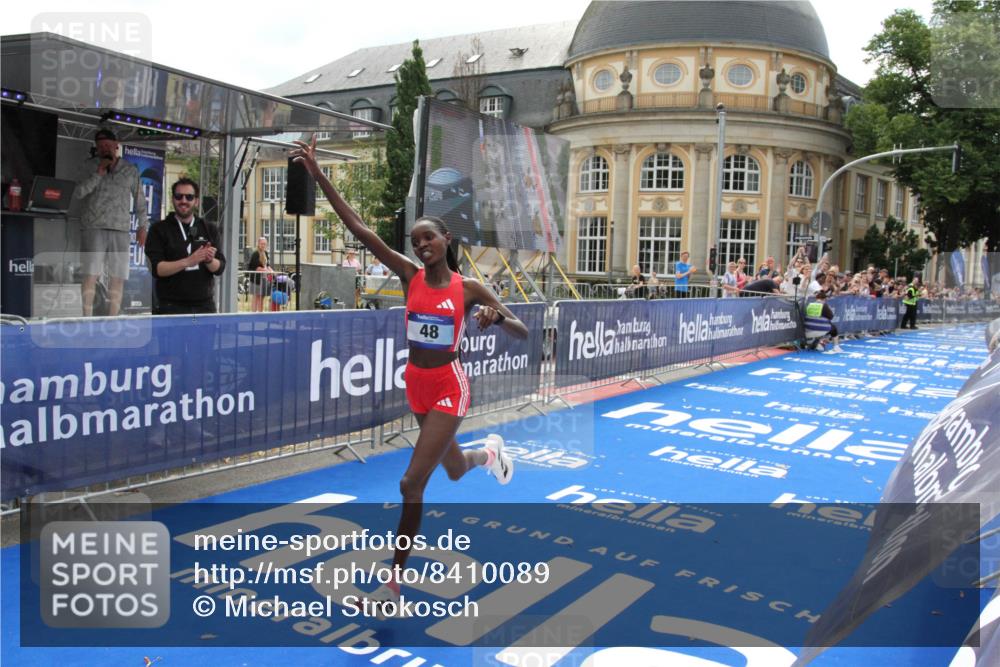 29.06.2025 - hella hamburg halbmarathon Michael Strokosch http://msf.ph/oto/8410089 29.06.2025 10:10:12 Ziel 48 meine-sportfotos.de