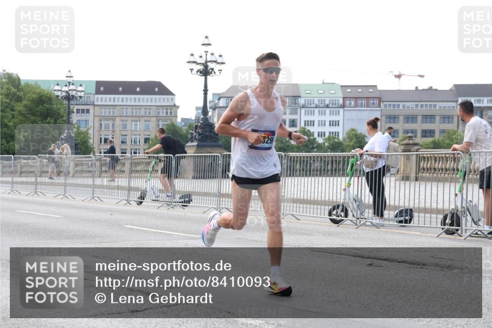 29.06.2025 - hella hamburg halbmarathon Lena Gebhardt http://msf.ph/oto/8410093 29.06.2025 09:38:56 Lombardsbrücke 329, 11409, 11864, 16529 meine-sportfotos.de
