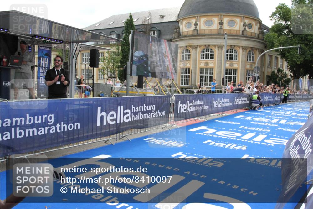 29.06.2025 - hella hamburg halbmarathon Michael Strokosch http://msf.ph/oto/8410097 29.06.2025 10:10:13 Ziel 48 meine-sportfotos.de