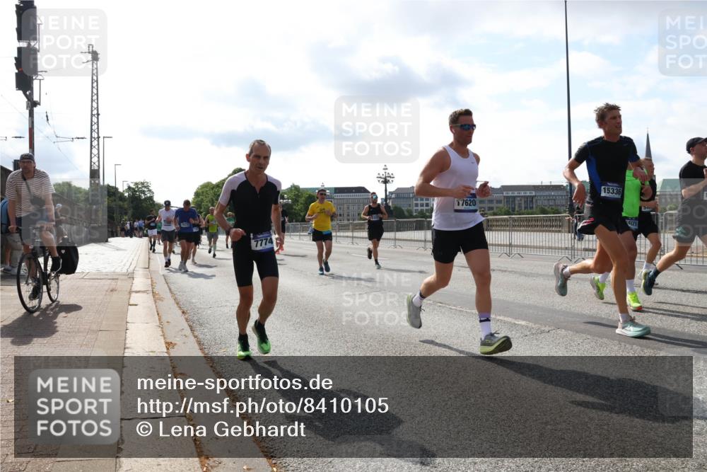 29.06.2025 - hella hamburg halbmarathon Lena Gebhardt http://msf.ph/oto/8410105 29.06.2025 09:50:10 Lombardsbrücke 7774, 17620, 15336, 5521, 1343, 1445, 1615, 1675, 1688, 1800, 1803, 1975, 2324, 2415, 2568, 2573, 2826, 2949, 3282, 3332, 3431, 3530, 4303, 4318, 4398, 4425, 4528, 4823, 5248, 5409, 5436, 5791, 5803, 6123, 6649, 6682, 6704, 7495, 7774, 7796, 8370, 8450, 8629, 8925, 9017, 9264, 9265, 9294, 9296, 9302, 9365, 9711, 9979, 10218, 10680, 10894, 11765, 11767, 12292, 12327, 12540, 12554, 12839, 12895, 13141, 13457, 13725, 13800, 14077, 14204, 14374, 14560, 14688 meine-sportfotos.de