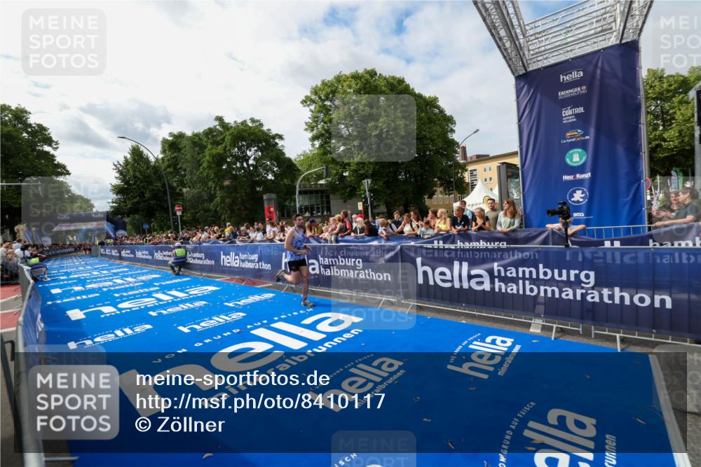 29.06.2025 - hella hamburg halbmarathon Zöllner http://msf.ph/oto/8410117 29.06.2025 10:20:12 Ziel 54, 11829, 12678 meine-sportfotos.de