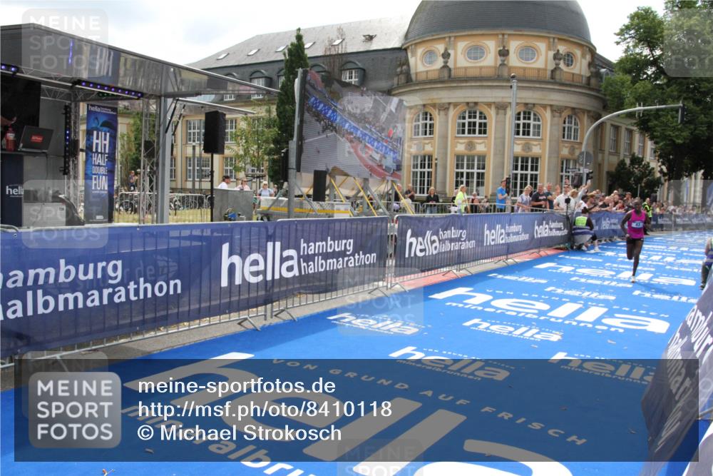 29.06.2025 - hella hamburg halbmarathon Michael Strokosch http://msf.ph/oto/8410118 29.06.2025 10:10:38 Ziel 43 meine-sportfotos.de