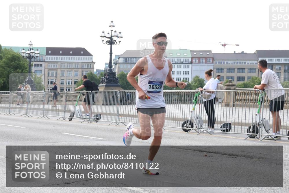 29.06.2025 - hella hamburg halbmarathon Lena Gebhardt http://msf.ph/oto/8410122 29.06.2025 09:38:56 Lombardsbrücke 16529, 11409, 11864, 16529 meine-sportfotos.de