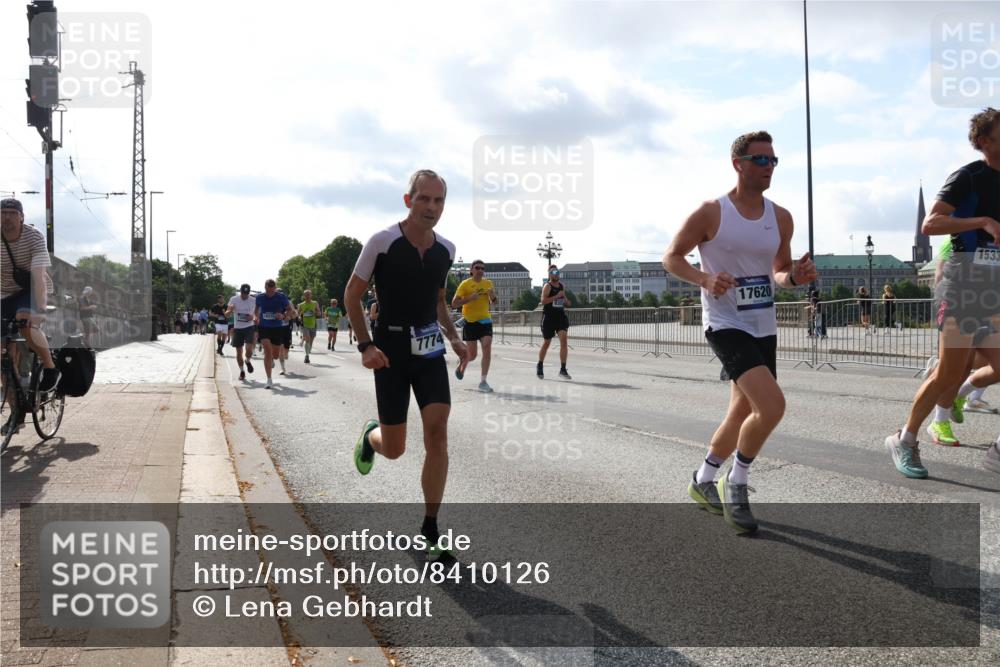 29.06.2025 - hella hamburg halbmarathon Lena Gebhardt http://msf.ph/oto/8410126 29.06.2025 09:50:10 Lombardsbrücke 18275, 17620, 1533, 1343, 1445, 1615, 1675, 1688, 1800, 1803, 1975, 2324, 2415, 2568, 2573, 2826, 2949, 3282, 3332, 3431, 3530, 4303, 4318, 4398, 4425, 4528, 4823, 5248, 5409, 5436, 5791, 5803, 6123, 6649, 6682, 6704, 7495, 7774, 7796, 8370, 8450, 8629, 8925, 9017, 9264, 9265, 9294, 9296, 9302, 9365, 9711, 9979, 10218, 10680, 10894, 11765, 11767, 12292, 12327, 12540, 12554, 12839, 12895, 13141, 13457, 13725, 13800, 14077, 14204, 14374, 14560, 14688 meine-sportfotos.de