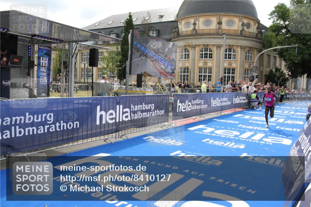 29.06.2025 - hella hamburg halbmarathon Michael Strokosch http://msf.ph/oto/8410127 29.06.2025 10:10:39 Ziel 43 meine-sportfotos.de