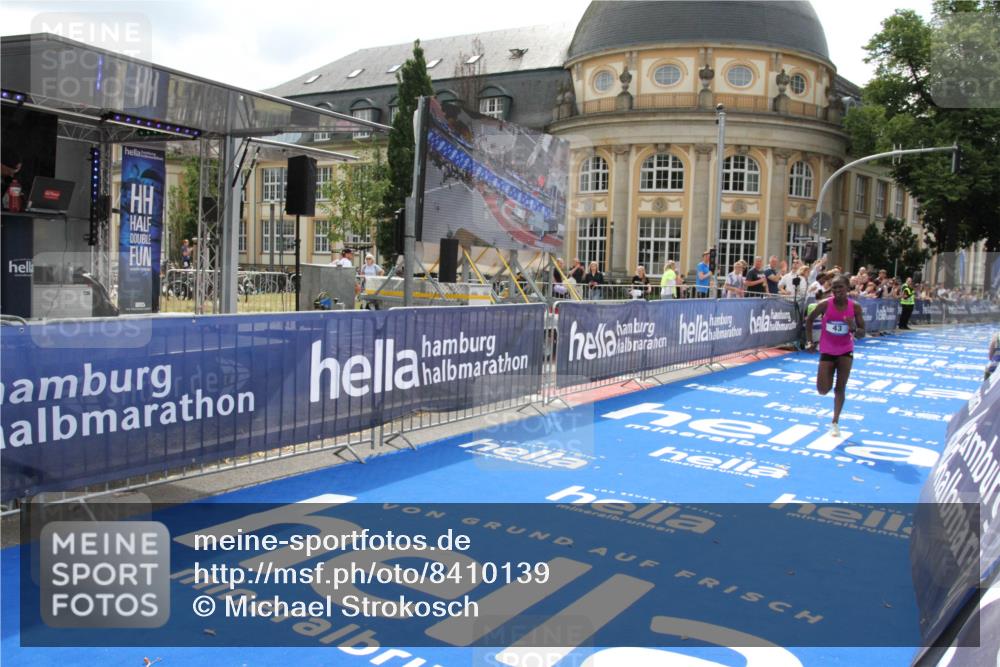 29.06.2025 - hella hamburg halbmarathon Michael Strokosch http://msf.ph/oto/8410139 29.06.2025 10:10:39 Ziel 43 meine-sportfotos.de