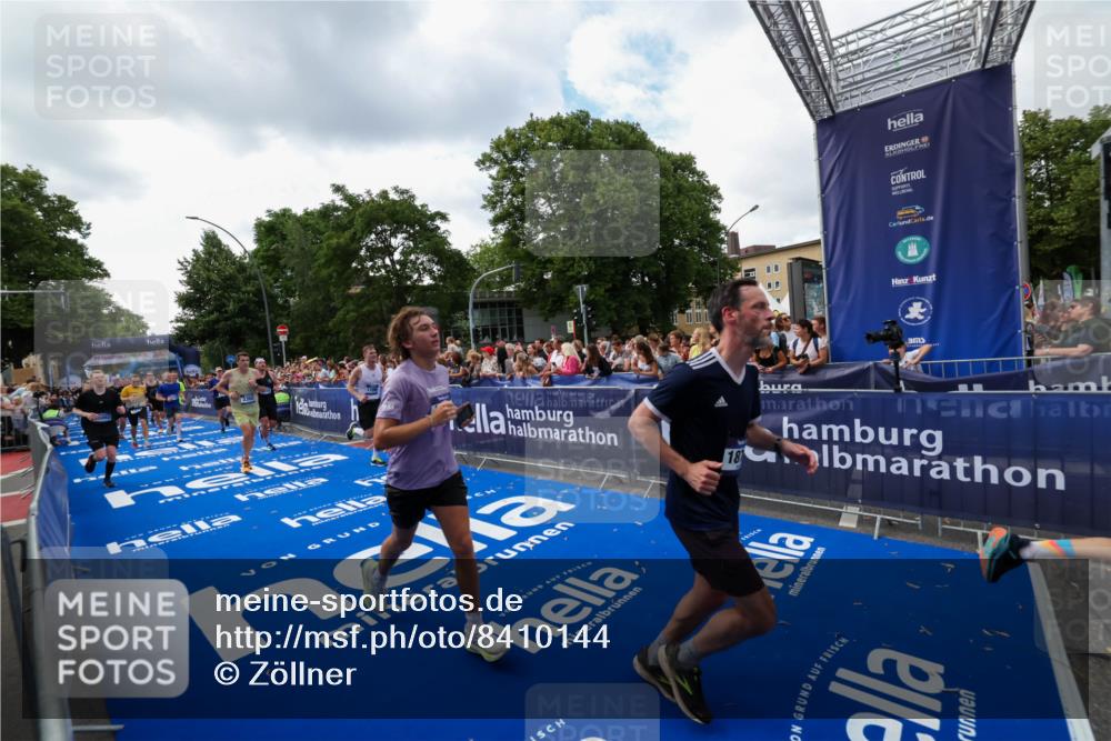 29.06.2025 - hella hamburg halbmarathon Zöllner http://msf.ph/oto/8410144 29.06.2025 10:44:38 Ziel 1468, 1782, 2365, 2402, 3305, 4991, 5476, 6490, 6495, 7322, 7710, 10669, 12711, 14351, 14464, 14798, 14816, 15862, 16224, 17097, 18107, 18464, 18539, 18560, 18765, 18868, 19206 meine-sportfotos.de
