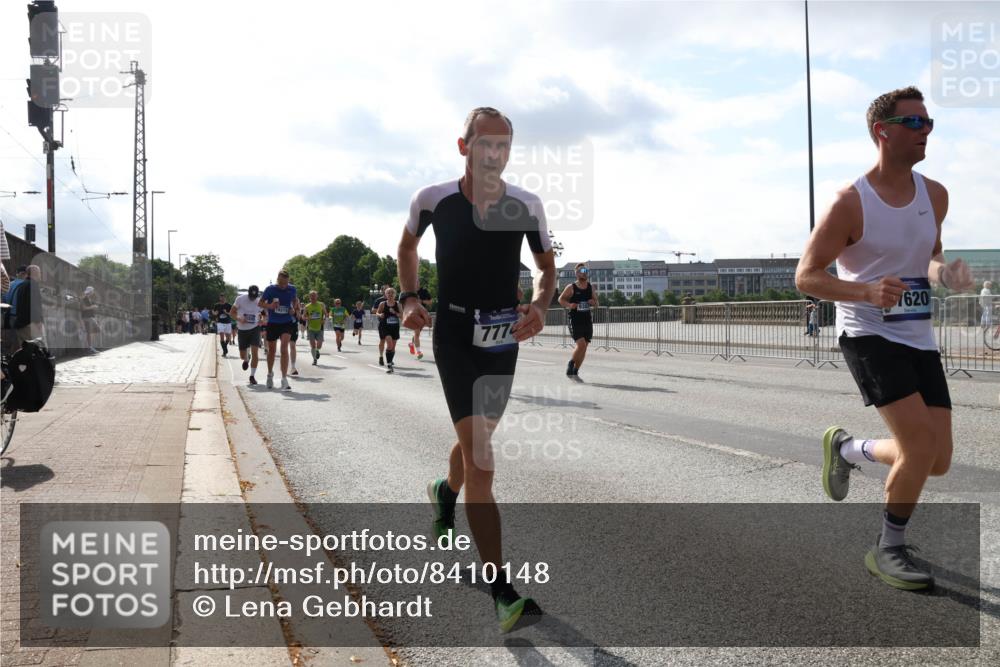 29.06.2025 - hella hamburg halbmarathon Lena Gebhardt http://msf.ph/oto/8410148 29.06.2025 09:50:10 Lombardsbrücke 18275, 7774, 7620, 1343, 1445, 1615, 1675, 1688, 1800, 1803, 1975, 2324, 2415, 2568, 2573, 2826, 2949, 3282, 3332, 3431, 3530, 4303, 4318, 4398, 4425, 4528, 4823, 5248, 5409, 5436, 5791, 5803, 6123, 6649, 6682, 6704, 7495, 7774, 7796, 8370, 8450, 8629, 8925, 9017, 9264, 9265, 9294, 9296, 9302, 9365, 9711, 9979, 10218, 10680, 10894, 11765, 11767, 12292, 12327, 12540, 12554, 12839, 12895, 13141, 13457, 13725, 13800, 14077, 14204, 14374, 14560, 14688 meine-sportfotos.de