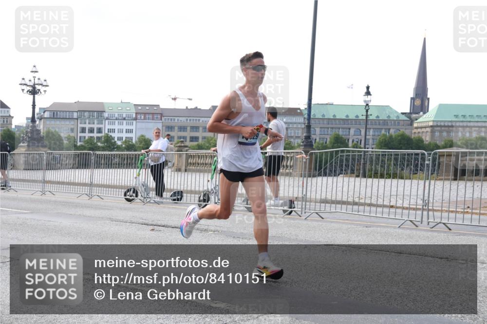 29.06.2025 - hella hamburg halbmarathon Lena Gebhardt http://msf.ph/oto/8410151 29.06.2025 09:38:57 Lombardsbrücke 11409, 11864, 16529 meine-sportfotos.de