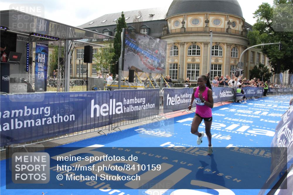 29.06.2025 - hella hamburg halbmarathon Michael Strokosch http://msf.ph/oto/8410159 29.06.2025 10:10:40 Ziel 43 meine-sportfotos.de
