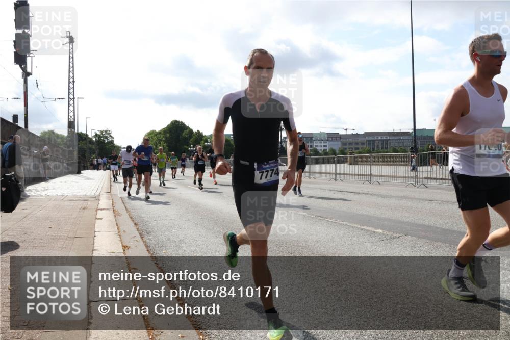 29.06.2025 - hella hamburg halbmarathon Lena Gebhardt http://msf.ph/oto/8410171 29.06.2025 09:50:10 Lombardsbrücke 6275, 7774, 1343, 1445, 1615, 1675, 1688, 1800, 1803, 1975, 2324, 2415, 2568, 2573, 2826, 2949, 3282, 3332, 3431, 3530, 4303, 4318, 4398, 4425, 4528, 4823, 5248, 5409, 5436, 5791, 5803, 6123, 6649, 6682, 6704, 7495, 7774, 7796, 8370, 8450, 8629, 8925, 9017, 9264, 9265, 9294, 9296, 9302, 9365, 9711, 9979, 10218, 10680, 10894, 11765, 11767, 12292, 12327, 12540, 12554, 12839, 12895, 13141, 13457, 13725, 13800, 14077, 14204, 14374, 14560, 14688 meine-sportfotos.de