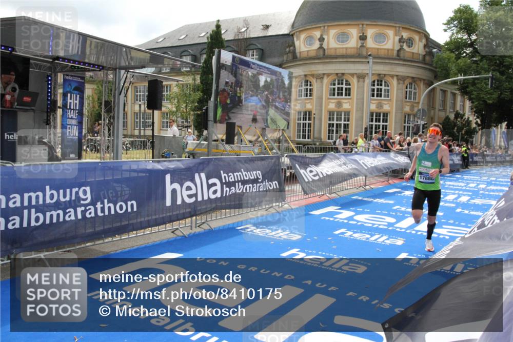 29.06.2025 - hella hamburg halbmarathon Michael Strokosch http://msf.ph/oto/8410175 29.06.2025 10:11:03 Ziel 17888 meine-sportfotos.de