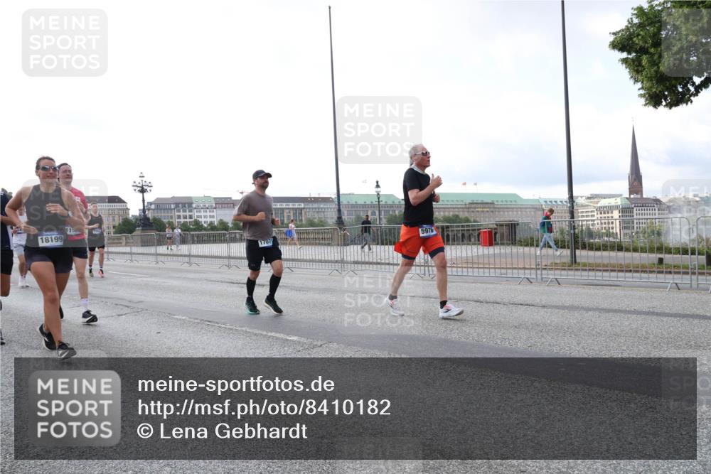 29.06.2025 - hella hamburg halbmarathon Lena Gebhardt http://msf.ph/oto/8410182 29.06.2025 10:04:23 Lombardsbrücke 18199, 1150, 1707, 5976, 1032, 1213, 1355, 1377, 1674, 2011, 2852, 2979, 3488, 3994, 4095, 4146, 4293, 4488, 4587, 5058, 5354, 5365, 5869, 5976, 6142, 6706, 6709, 7017, 8177, 8217, 8421, 8422, 8423, 9489, 9526, 9899, 10213, 10709, 10756, 10834, 10962, 11511, 11582, 12004, 12005, 12653, 12924, 12998, 13173, 13583, 13625, 14340, 14436, 14917, 15520, 15525, 15678, 16099, 16128, 16145, 16753, 16989, 17071, 17098, 17113, 17434, 17437 meine-sportfotos.de
