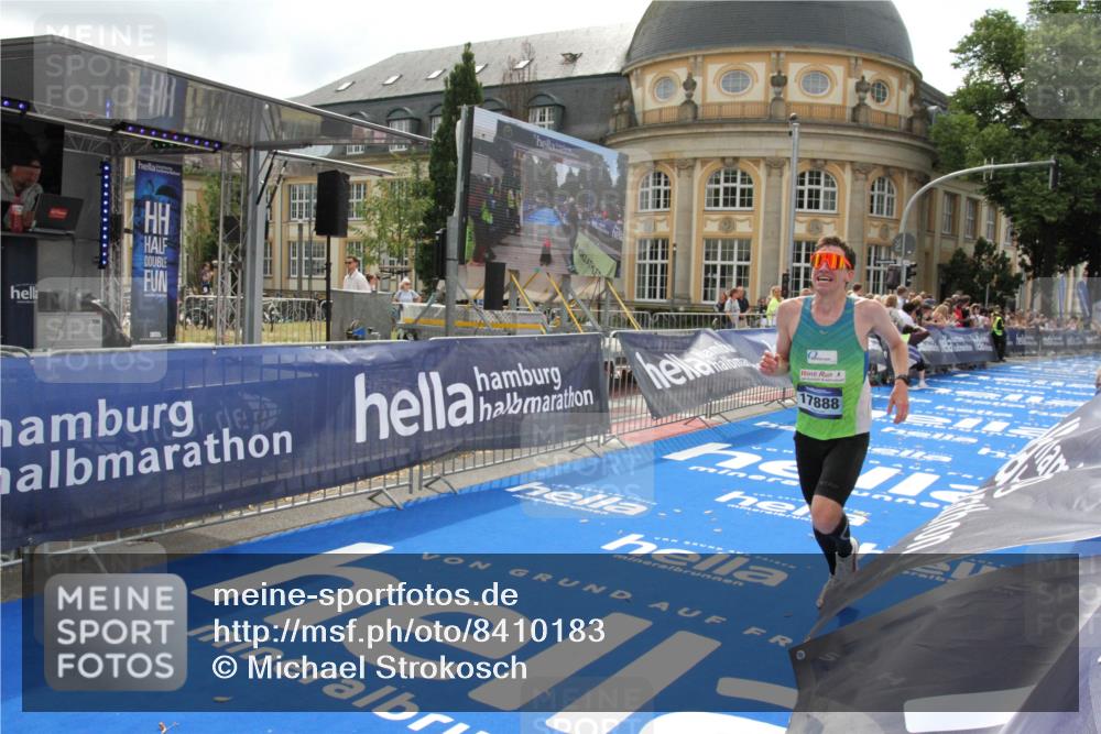 29.06.2025 - hella hamburg halbmarathon Michael Strokosch http://msf.ph/oto/8410183 29.06.2025 10:11:03 Ziel 17888 meine-sportfotos.de