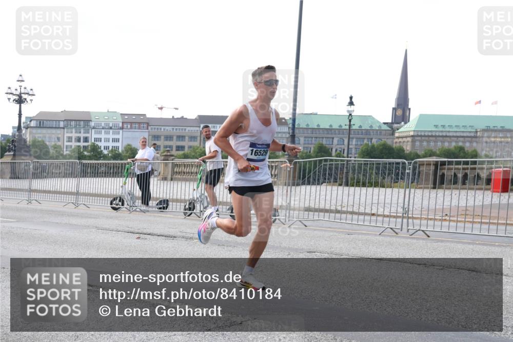 29.06.2025 - hella hamburg halbmarathon Lena Gebhardt http://msf.ph/oto/8410184 29.06.2025 09:38:57 Lombardsbrücke 16529, 11409, 11864, 16529 meine-sportfotos.de