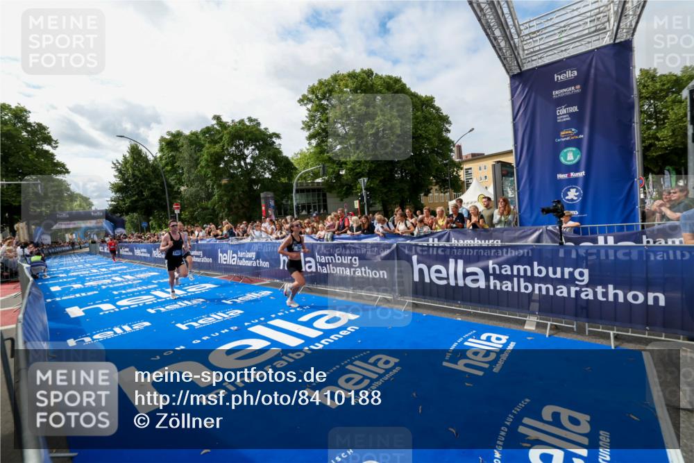 29.06.2025 - hella hamburg halbmarathon Zöllner http://msf.ph/oto/8410188 29.06.2025 10:20:19 Ziel 54, 12678, 14302, 16245 meine-sportfotos.de