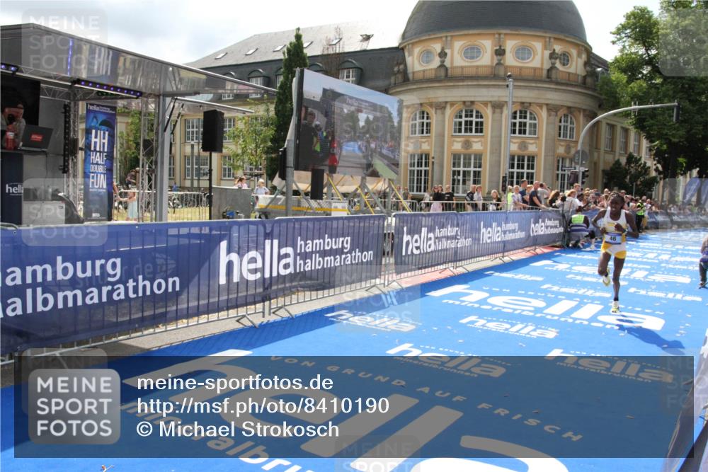 29.06.2025 - hella hamburg halbmarathon Michael Strokosch http://msf.ph/oto/8410190 29.06.2025 10:11:11 Ziel 46 meine-sportfotos.de