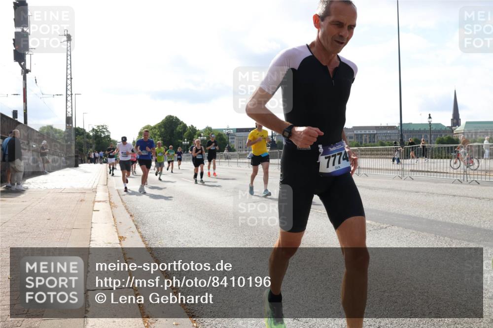 29.06.2025 - hella hamburg halbmarathon Lena Gebhardt http://msf.ph/oto/8410196 29.06.2025 09:50:11 Lombardsbrücke 7774, 1343, 1615, 1675, 1688, 1800, 1803, 1975, 2324, 2415, 2568, 2573, 2826, 2949, 3282, 3332, 3431, 3530, 4303, 4318, 4398, 4425, 4528, 4823, 5248, 5409, 5436, 5791, 5803, 6123, 6649, 6682, 6704, 7495, 7774, 7796, 8370, 8450, 8629, 8925, 9017, 9264, 9265, 9294, 9296, 9302, 9365, 9711, 9979, 10218, 10680, 10894, 11765, 11767, 12292, 12327, 12540, 12554, 12839, 12895, 13141, 13457, 13725, 13800, 14077, 14204, 14374, 14560, 14688 meine-sportfotos.de